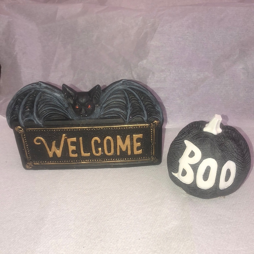 Michael’s sample, lot of two Halloween decoration.